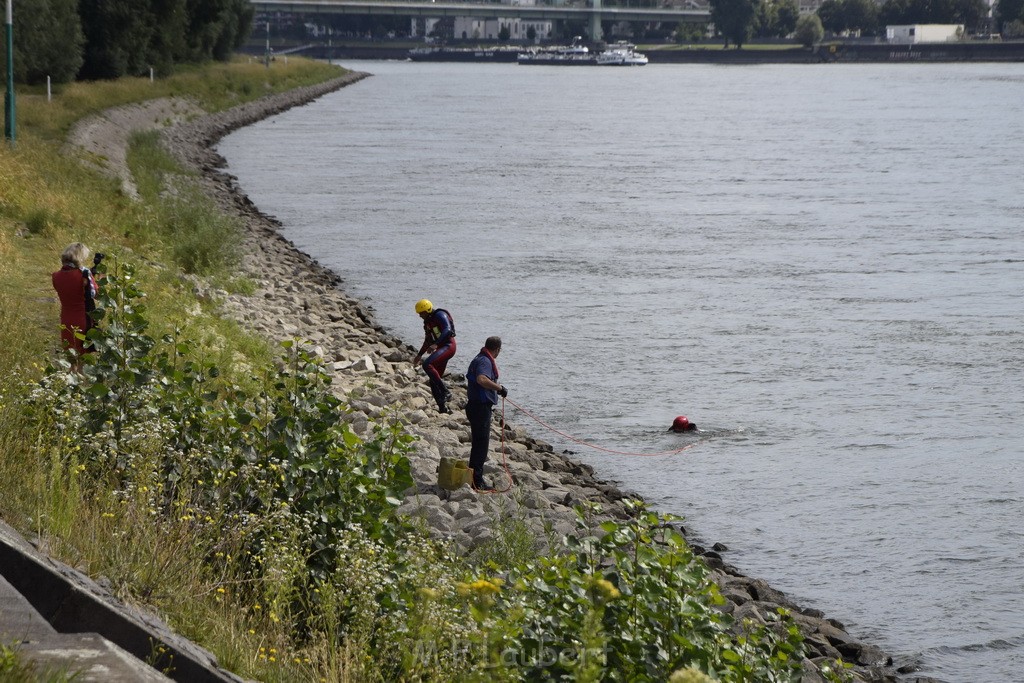 Uebung BF Taucher und Presse Koeln Zoobruecke Rhein P176.JPG - Miklos Laubert